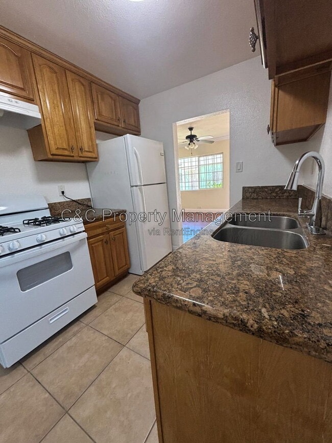 Photo - 1143 W 91st St