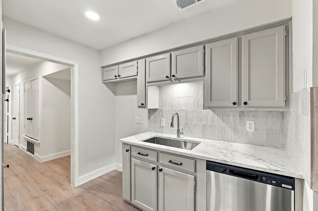 2BR/1.0BA Home - Arlington