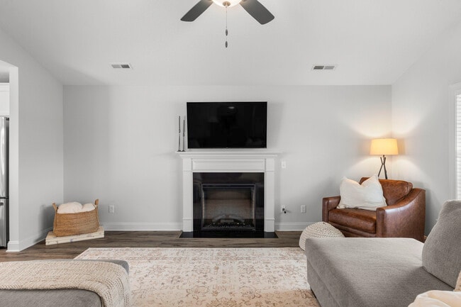 Photo - 924 Uplands Ln