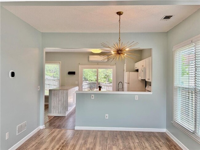 Photo - 1667 Woodsford Rd