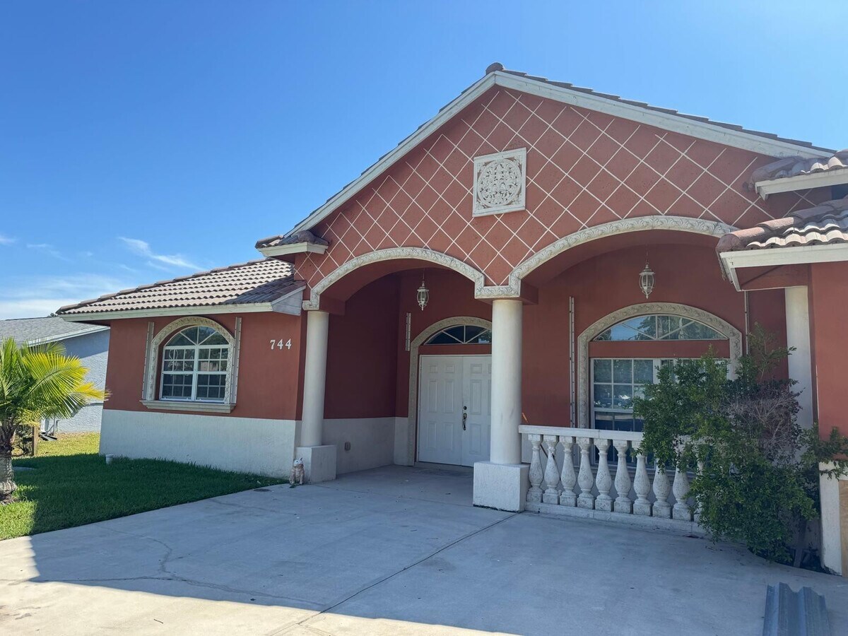 Photo - 744 SW Del Rio Blvd