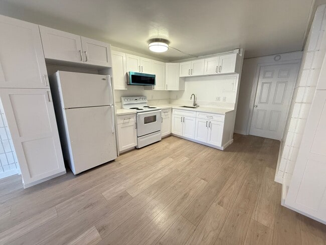 Building Photo - Sunset Lakeview 2 bedroom 1 bath with 1 assigned parking stall Unit A106