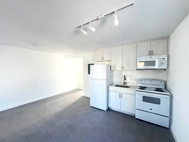 Photo - Newly Renovated Community Invigorating Mia...