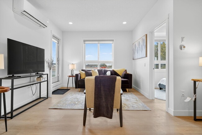 Photo - 2910 66 St SW