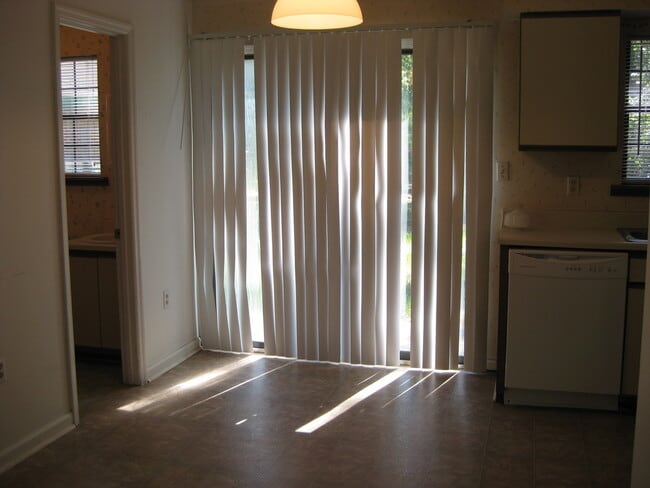 Photo - LITTLE COUNTRY OFF SKIDAWAY