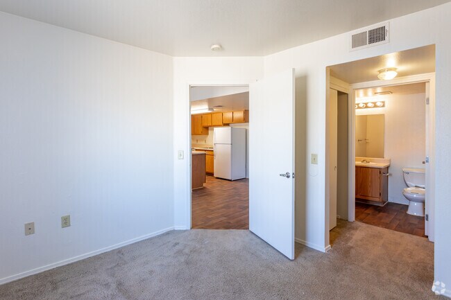 2BR, 2BA - 838SF