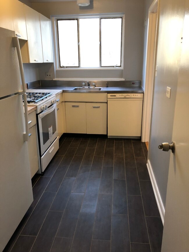 kitchen - 10500 Montrose Ave