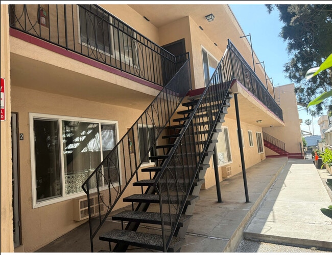 Photo - 7162 Hawthorn Ave