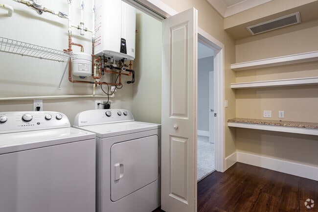 1 BR, 1 BA - 837 SF