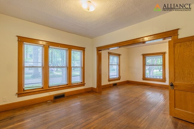 Building Photo - 800 Osage St Unit Main