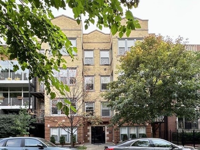 Building Photo - 2435 W Walton St Unit 2