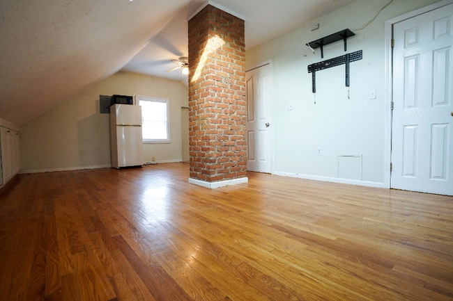 Building Photo - 24 Oak Square Ave Unit 3