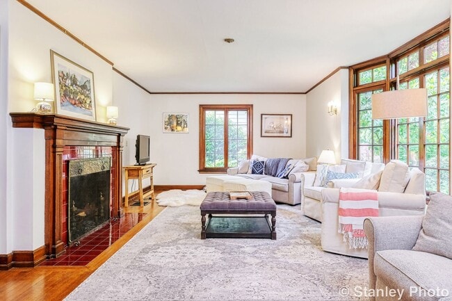 6044 SE Reed College Pl