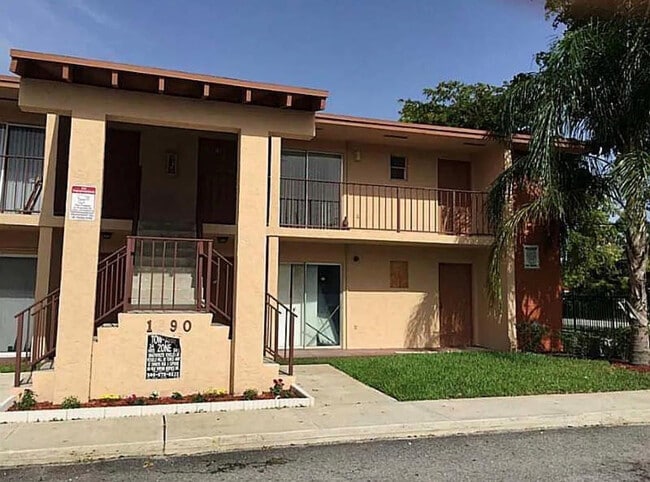 Building Photo - 1290 NE 119th St Unit 1B