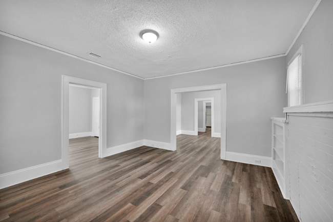 Photo - 326 Basswood St