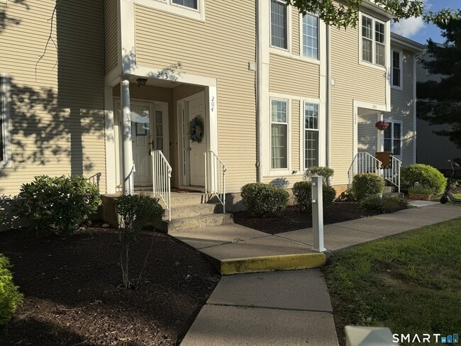 Building Photo - 204 Country Club Ct Unit 204