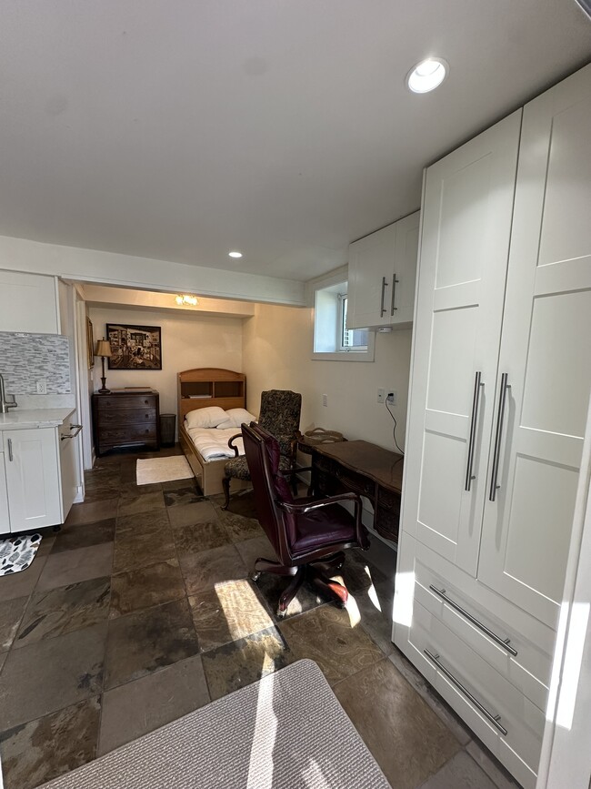 Photo - Quaint Little Unit - Perfect for a student or perfect for an Office (IP053B)