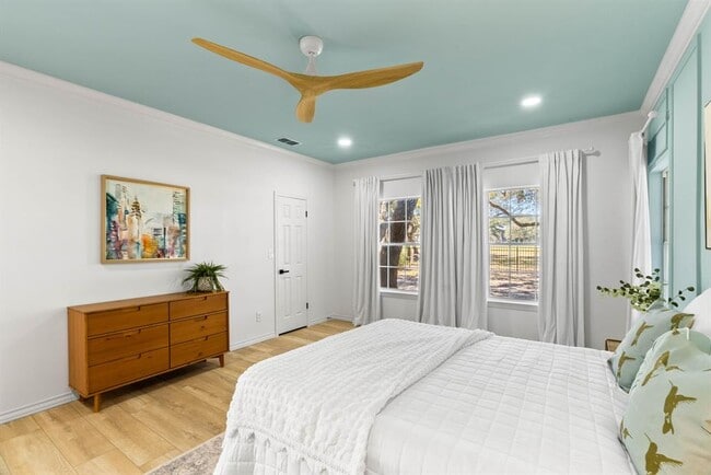 Photo - 113 Royal Oaks Dr