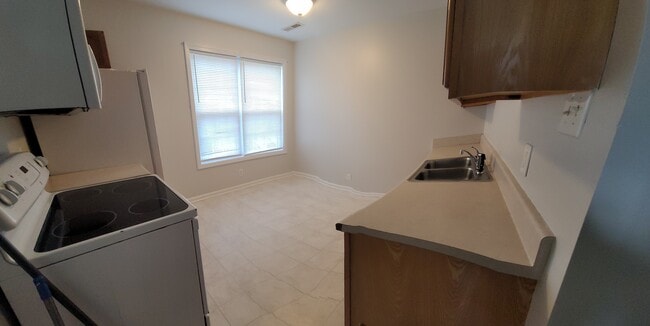 Building Photo - 5459 Old Thomasville Rd Unit Apt A