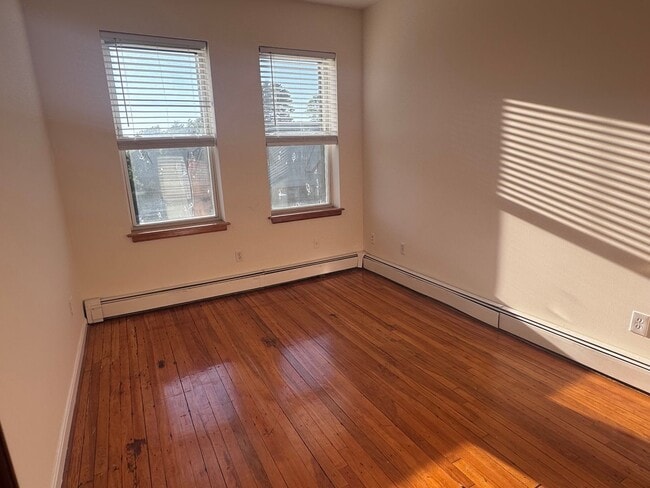 Building Photo - NO FEE!!! TRUE 1 BEDROOM WITH DISHWASHER & GREEN LINE ACCESS!