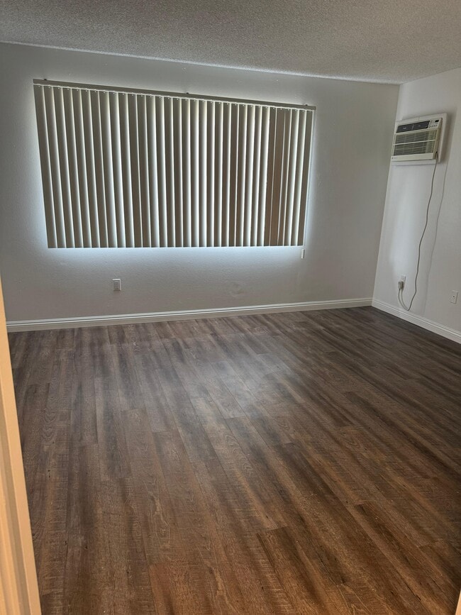 Sala de estar - 1340 E Stearns Ave