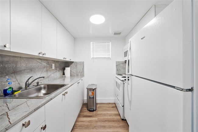 Photo - 1051 NE 163rd St Unidad 2