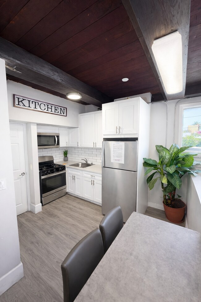 1248 W 24th St
