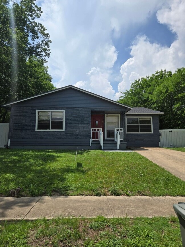 Building Photo - Updated Exterior, New flooring!!! Rental