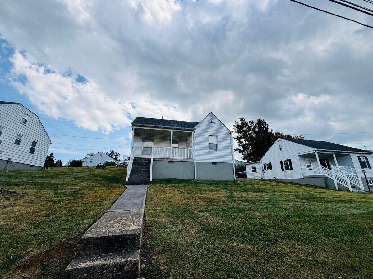 Photo - 402 Radford St