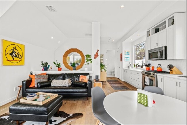 Photo - 1608 Ravey St