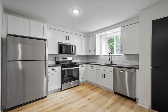 READY FOR MOVE IN! FULLY RENOVATED 2-BEDRO... - READY FOR MOVE IN! FULLY RENOVATED 2-BEDRO... Unit Apartment A