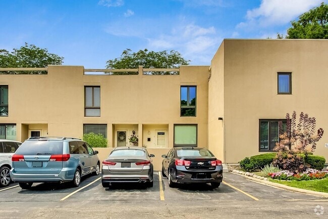 Building Photo - 1 Oak Tree Ct Rental