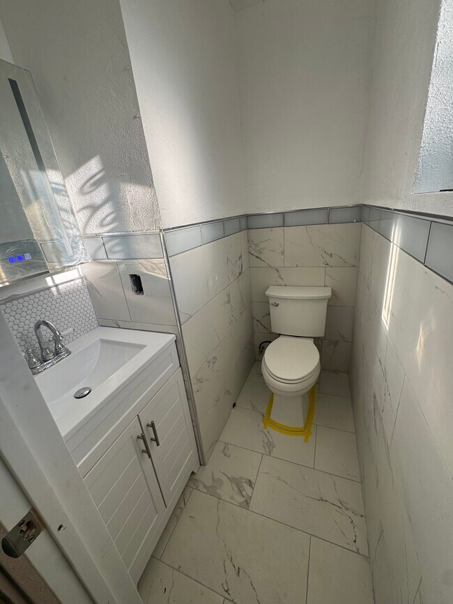 Photo - 119 E 87th St Unidad 2 bed 2 bath Duplex Rental