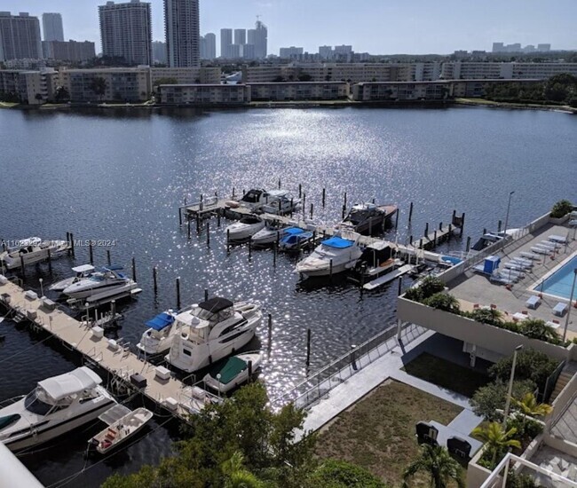 Building Photo - 18061 Biscayne Blvd Unit EXTRA LARGE 2 BEDROOM AVE Rental