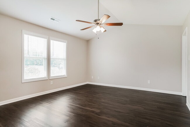 Photo - 900 Sandyhill Rd