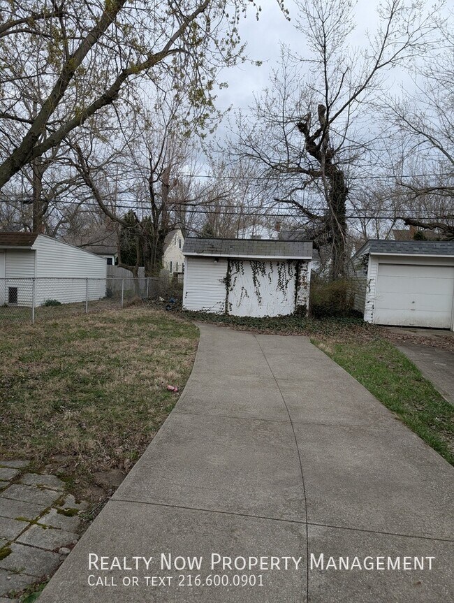 Photo - 25270 Lakeshore Blvd