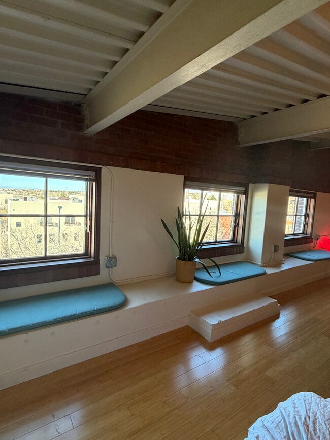 Vista del piso superior / zona de estar - 300 Tijeras Ave NE Unidad 411