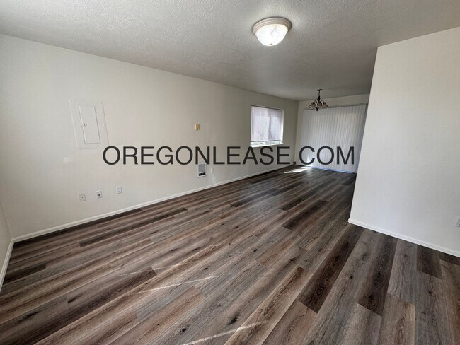 Photo - Newly remodeled 3 bedroom townhouse in Springfield Unidad 270 s 41st place #1