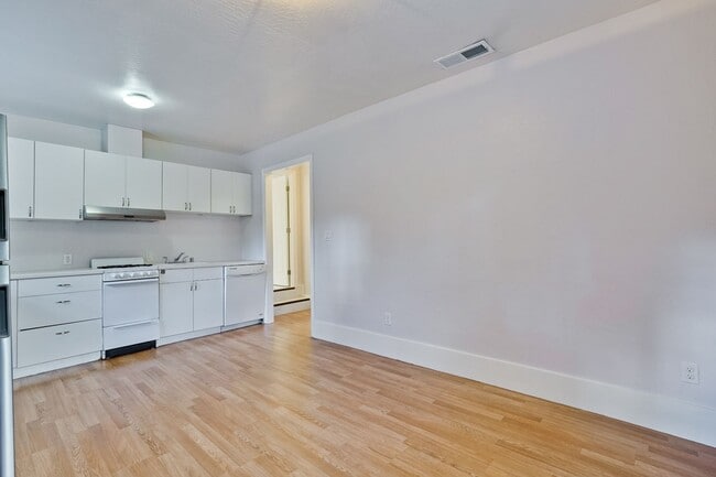 Photo - Private ADU with Fenced Yard, Indoor Laund... Casa