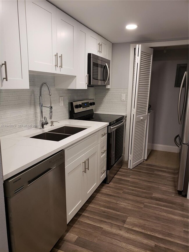 Building Photo - 200 Lakeview Dr Unit 207