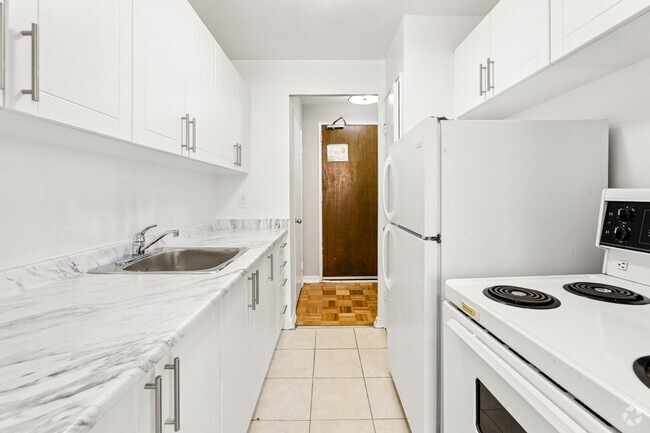 2BR, 1BA - 800SF - Kitchen - Bel Manor Apartments
