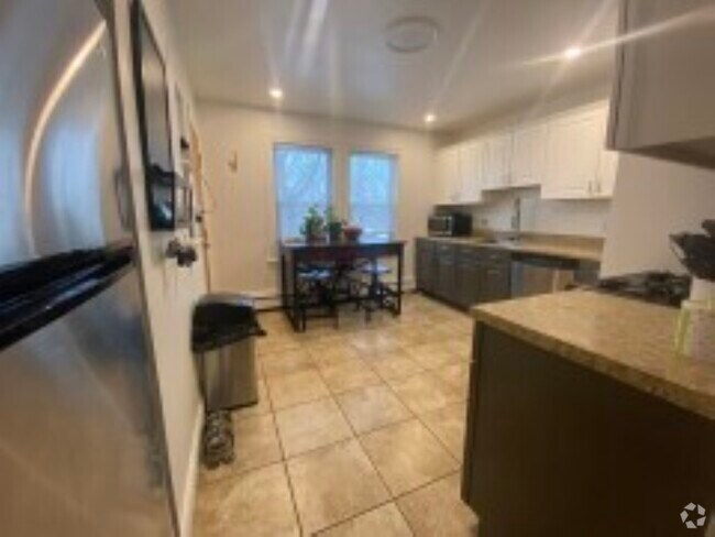 Building Photo - 33 Oldfields Rd Unit 4 Rental