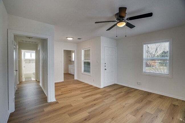 Photo - 2933 Moss St