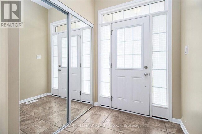 Photo - 492 Dundonald Dr