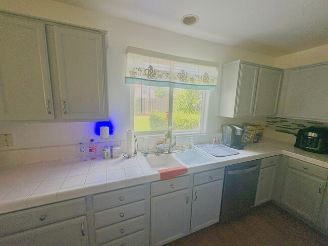 Photo - 10960 Woolwich Way