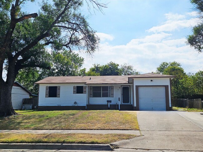 Building Photo - 3 BEDROOM AVAILABLE NOW!