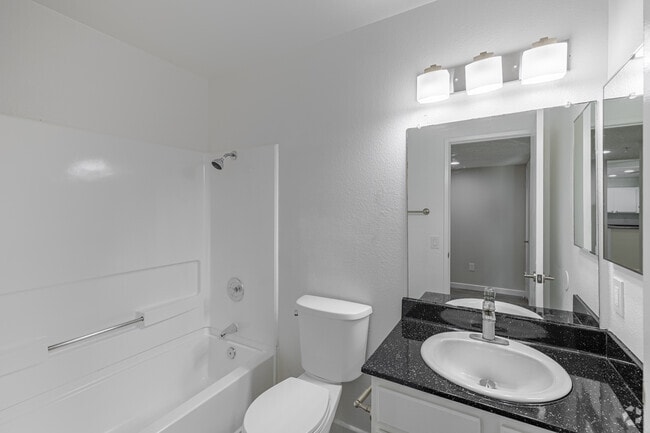 2BR, 2BA - 940SF - Bathrooom