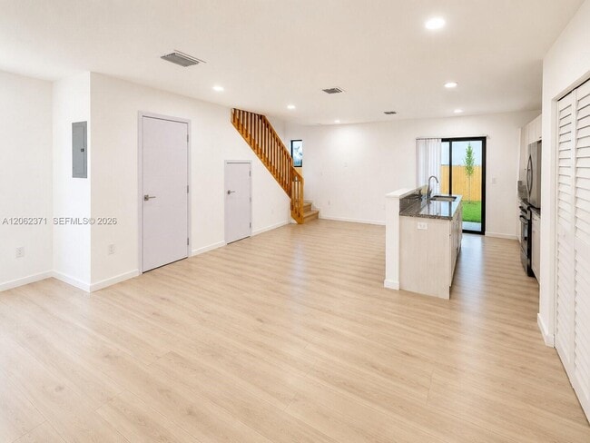552 NW 7th St