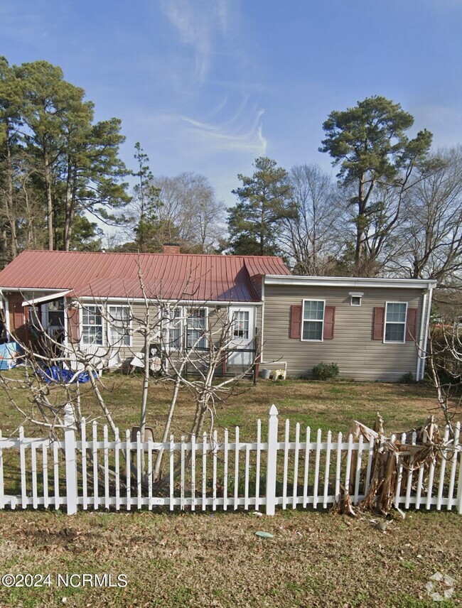 Building Photo - 402 W Wilson St Rental