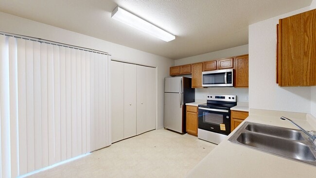 Photo - 2 BEDROOMS TOWNHOUSE STYLE WITH NEW STAINLESS STEEL APPLIANCES!!!!